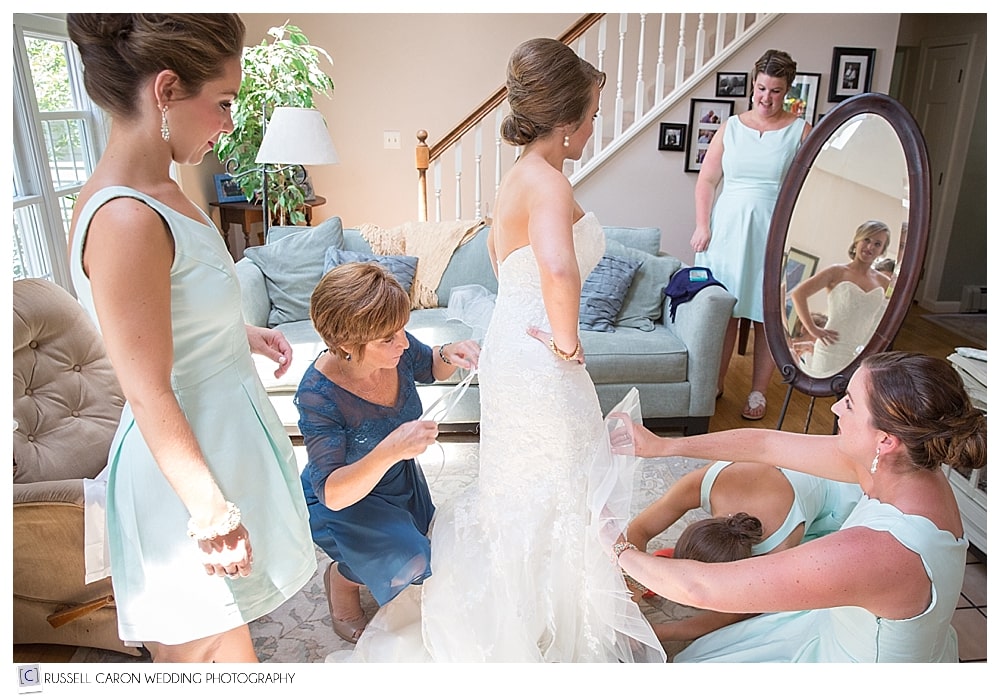 bride-and-bridesmaids-getting-ready