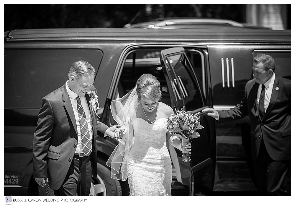 bride-and-dad-exit-limousine