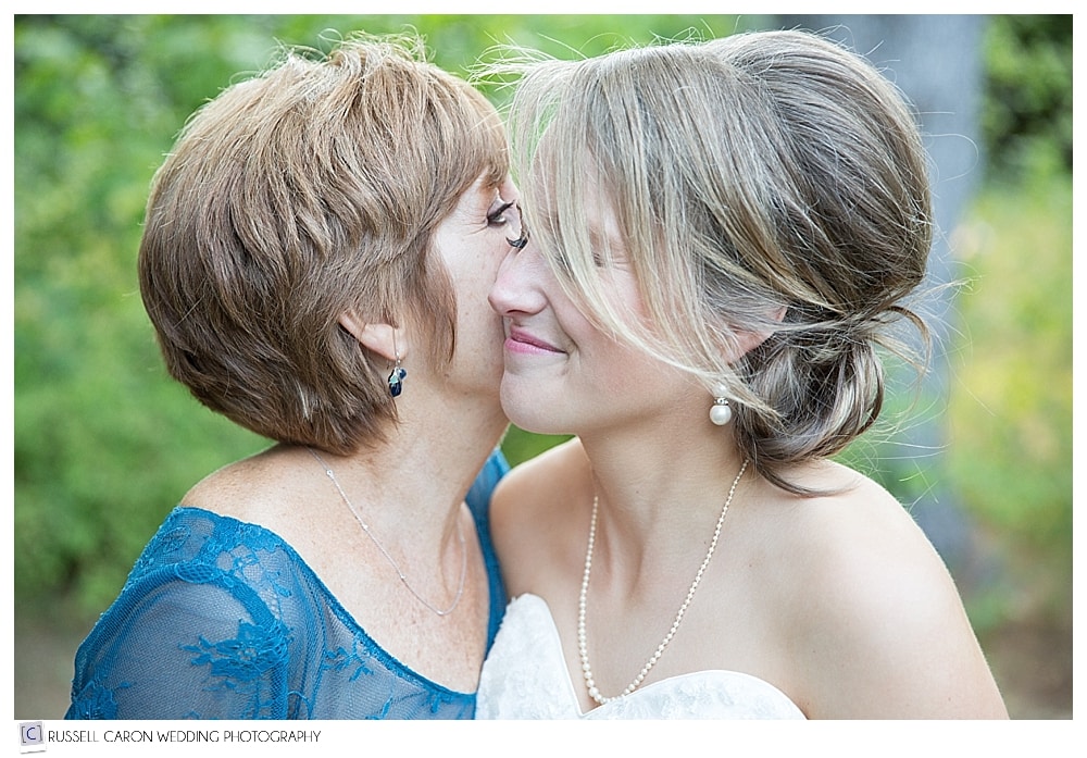 bride-and-mother-kiss