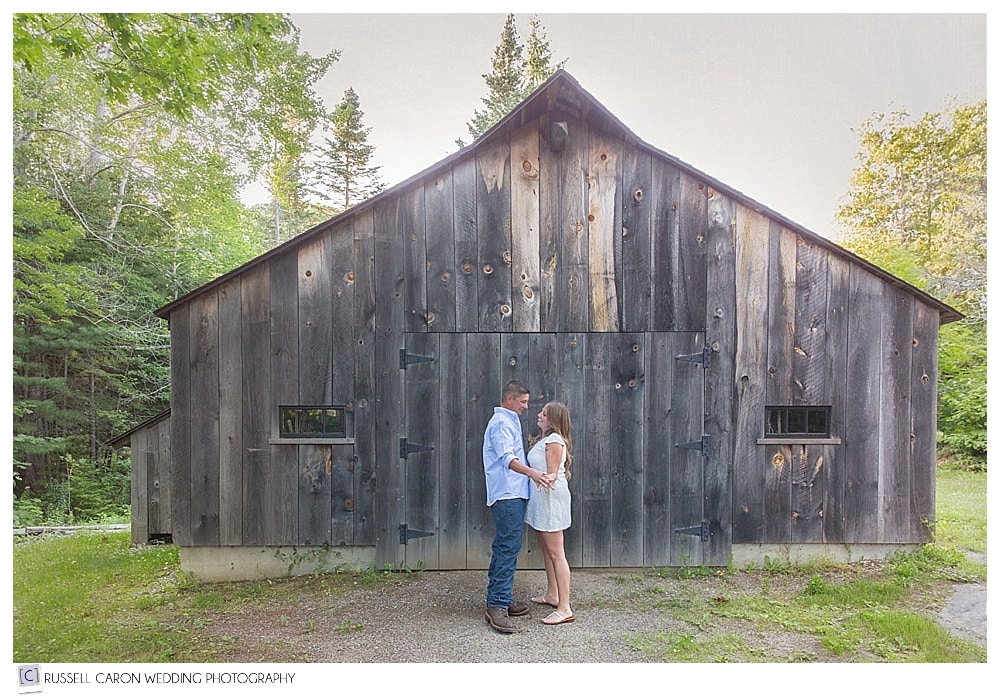 couple-in-front-of-barn