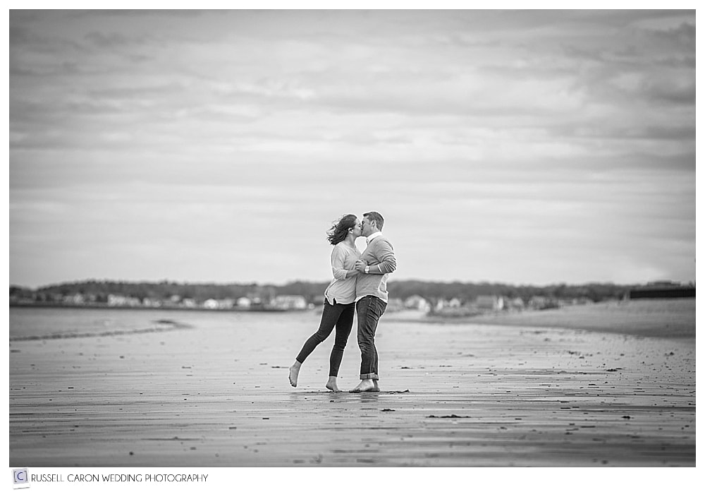 couple-kissing-on-ferry-beach