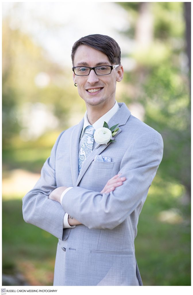 groom in a light gray tux